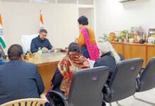 डीएम ने कार्यालय में सुनी जन समस्याएं, निस्तारण के दिए निर्देश
