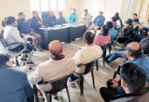 लाइसेंस नवीनीकरण की तैयारी हुई तेज आबकारी अधिकारी ने नई आबकारी नीति के नियमों का पालन करने के दिए निर्देश