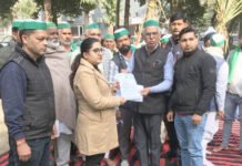 गन्ने लेकर कलेक्ट्रेट पहुंचे किसानों ने दिया धरना, 450 रुपए क्विंटल मूल्य की मांग