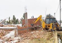 ननवा का राजपुर में अवैध निर्माण पर ग्रेटर नोएडा प्राधिकरण का चला बुलडोजर