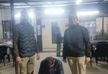 बाहरी राज्यों से शराब तस्करी पर सख्ती होने के बाद लाइसेंसी दुकान से शराब खरीद कर करता था तस्करी