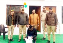शराबबंदी के दिन परचून की दुकान और सब्जी बेचने की आड़ में बेच रहे थे शराब, दो गिरफ्तार