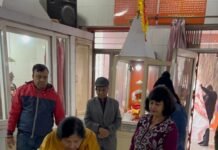 स्वच्छ तीर्थ महाभियान में महापौर ने मंदिर में झाड़ू लगाकर दिया स्वच्छता का संदेश