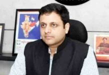 नगर आयुक्त विक्रमादित्य सिंह मलिक की फोटो वायरल बीच सड़क हाथ में गेज लेकर कर रहे जांच शहरवासी कर रहे तारीफ बोले अन्य अधिकारी लें प्रेरणा