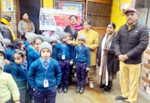 वैशाली में पार्षद मनोज कुसुम गोयल ने बच्चों को खिलाई एल्बेंडाजोल की टेबलेट