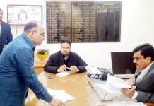 डीएम इन्द्र विक्रम सिंह ने कार्यालय में सुनी जन समस्याएं