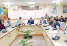 अपने पदों की गरिमा को समझते हुए पूर्ण निष्ठा, समयान्तराल, नियमानुसार कार्य करें: डीएम