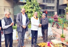 भाजपा में आने की खुशी में पूर्व पार्षद का विभिन्न सोसायटी के लोगों ने किया स्वागत