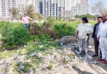 आदित्य वर्ल्ड सिटी के नाले में डाल रखे सीवर को देख भड़की महापौर