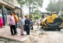 शहर में तेजी से हो रहा निर्माण कार्य नई सड़कों के निर्माण के साथ पुरानी और क्षतिग्रस्त सड़कों की भी कराई जा रही है मरम्मत