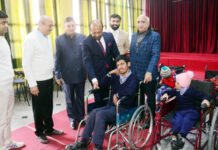 भागीरथ परिसर में श्रीलंका सुप्रीम कोर्ट के जज ने दिव्यांग बच्चों को बांटी व्हील चेयर