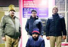 बिना लाइसेंस के न्यू तंदूर ढाबे पर संचालक ग्राहकों को परोस रहा था शराब