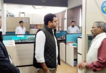 लेखा विभाग में फाइलों का हाल बेहाल देखकर नगर आयुक्त विक्रमादित्य सिंह मलिक को आया गुस्सा अधिकारियों और कर्मचारियों को दी नसीहत बोले जहां बैठो वहां रखो साफ सफाई का ध्यान