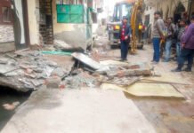 घर के आगे रैंप बढ़ाकर नालियों पर किया कब्जा, निगम चलाया बुलडोजर