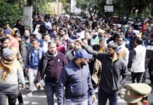 हड़ताल कर रहे सफाई कर्मचारियों ने निकाला पैदल मार्च हापुड रोड पर लगा जाम