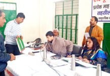सम्पूर्ण समाधान दिवस में फरियादियों की शिकायत सुनकर सेल्वा कुमारी जे ने कहा शिकायतों का गुणवत्तापूर्ण करें निस्तारण नहीं तो कार्रवाई के लिए तैयार