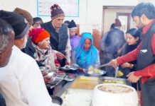 अपने से तिरस्कृत बुजुर्गों का सहारा बनी श्री राम वेद सेवा संस्थान भोजन कराकर की संस्था की शुरुआत