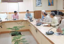 मतदाता अधिक होने पर मुरादनगर में बढ़ा एक मतदेय स्थल: जिलाधिकारी