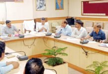 डीएम ने ली जिला स्तरीय मॉनिटरिंग कमेटी के सदस्यों की बैठक
