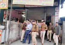 होली एवं लोकसभा चुनाव से पहले शराब की दुकानों पर धमके पुलिस व आबकारी के अधिकारी अचानक हुई चेकिंग से शराब विक्रेताओं में मचा हड़कंप