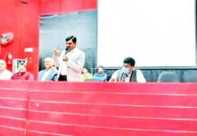 पदों की गरिमा को समझते हुए सोच-समझकर करें कार्य: जिलाधिकारी