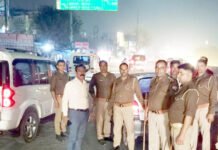 शराब माफिया के खिलाफ इंस्पेक्टरों के साथ सड़कों पर उतरे आबकारी अधिकारी