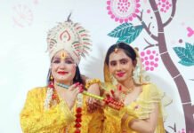 कौशांबी स्थित गंगा टावर में राधा-कृष्ण के संग खेली गई फूलों की होली