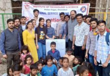 आईटीएस एनएसएस इकाई के स्वयंसेवकों ने मलिन बस्तियों के बच्चों को पढ़ाया साक्षरता का पाठ