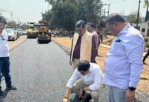 अचानक नगर आयुक्त को देख ठेकेदार के उड़े होश सड़कों में इस्तेमाल की जा रही निर्माण सामग्री की गुणवत्ता की हुई जांच