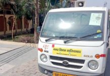 निगम की डोर टू डोर कूड़ा गाड़ी लोकसभा चुनाव में लोगों की भागीदारी बढ़ाने के लिए मतदाताओं को कर रही जागरूक