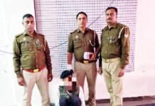 आबकारी विभाग की टीम ने यूपी शराब समेत तस्कर दबोचा