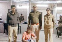 आबकारी विभाग ने दबोचा शराब तस्कर दुकान बंद होने के बाद खुद की खोल लेता था छोटी शराब की दुकान
