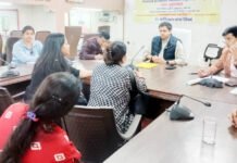संवेदनशील होकर प्राथमिकता से करें शिकायतों का निस्तारण: विक्रमादित्य सिंह मलिक