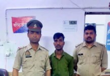 रात के अंधेरे में मंदिर के पास बेच रहा था शराब, गिरफ्तार