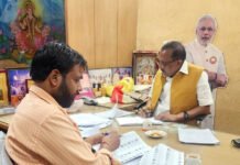 वोटर लिस्ट की जांच करने में जुटे भाजपा नेता मनोज गोयल
