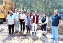 कौशांबी में चल रहे बोरिंग के कार्यों का पूर्व पार्षद ने किया निरीक्षण