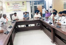 चुनाव बाद डंपिंग ग्राउंड में कूड़ा डंप होगा बंद नगर आयुक्त की विधायक एवं ग्रामीणों के साथ हुई त्रिपक्षीय वार्ता