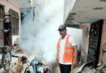 संचारी रोग की रोकथाम को निगम ने किया फागिंग के साथ एंटी लार्वा दवा का छिड़काव