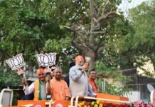 PM मोदी का रोड शो : हुई फूलों की वर्षा खुशियों से नाचने लगी महिलाएं देखें वीडियो और तस्वीरें