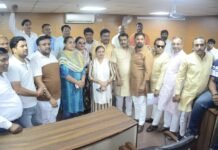 पुलिस का गुस्सा पार्षदों ने जीडीए कार्यालय में निकाला जीडीए वीसी अतुल वत्स बोले शांति से करें बात सभी समस्याओं का होगा समाधान