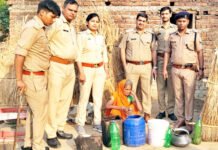 चुनाव को लेकर आबकारी विभाग ने कच्ची शराब के कारोबार पर मारा छापा