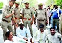 गाजियाबाद में भाजपा पार्षद को जेल भेजनेे पर पार्षदों ने खोला पुलिस के खिलाफ मोर्चा सड़क पर बैठ कर दिया धरना