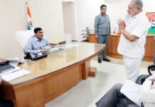 जनता दरबार लगा कर डीएम इन्द्र विक्रम सिंह ने सुनी फरियादियों की पीड़ा