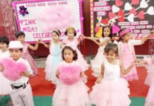 गौतम पब्लिक सीनियर सेकेंडरी स्कूल में धूमधाम से मनाया गया मदर्स डे बच्चों ने ग्रीटिंग कार्ड व पेंटिंग बना कर दी मदर्स-डे की शुभकामनाएं