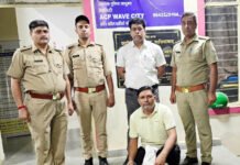 रात में बिना लाइसेंस के शराब पिलाने के साथ करता था तस्करी
