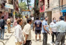 नगर निगम की टीम ने सड़क पर बने रैंप और दो स्कूलों की ध्वस्त की दीवार
