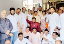 भाजपा पार्षद की गिरफ्तारी के विरोध में पार्षदों ने दिया धरना