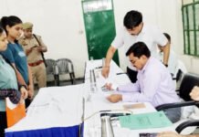संपूर्ण समाधान दिवस में डीएम ने फरियादियों की सुनी समस्याएं