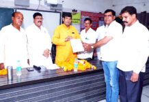 शिक्षक संघ के पदाधिकारियों ने सौंपा एमएलसी श्री चंद शर्मा को आभार पत्र