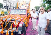 राष्ट्रीय स्वयंसेवक संघ ने पथ संचलन निकाला जगह-जगह पुष्प वर्षा कर किया स्वागत
